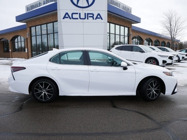 Used 2021 Toyota Camry SE with VIN 4T1G11AK1MU590821 for sale in Brooklyn Park, Minnesota