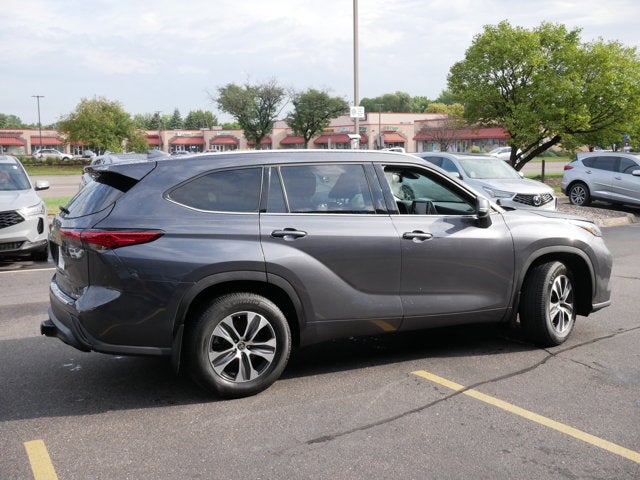 Used 2020 Toyota Highlander XLE with VIN 5TDGZRBH1LS051326 for sale in Brooklyn Park, Minnesota