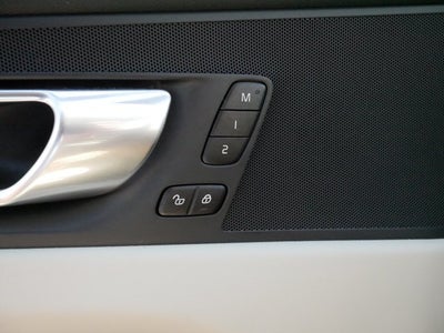 2023 Volvo XC60 Plus Bright Theme