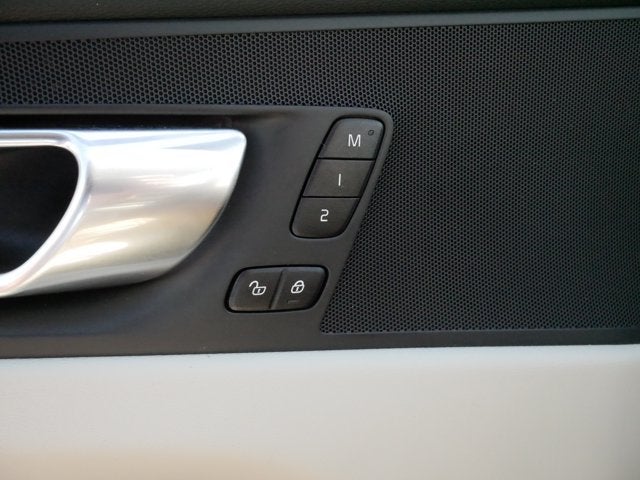 2023 Volvo XC60 Plus Bright Theme