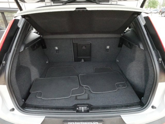 2025 Volvo XC40 Core Bright Theme
