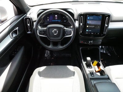 2025 Volvo XC40 Core Bright Theme