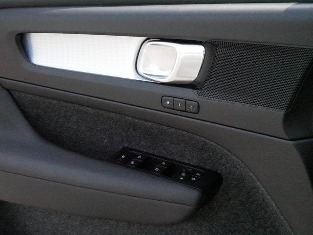 2025 Volvo XC40 Core Bright Theme