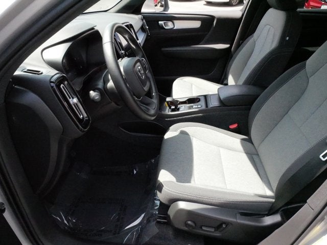 2025 Volvo XC40 Core Bright Theme